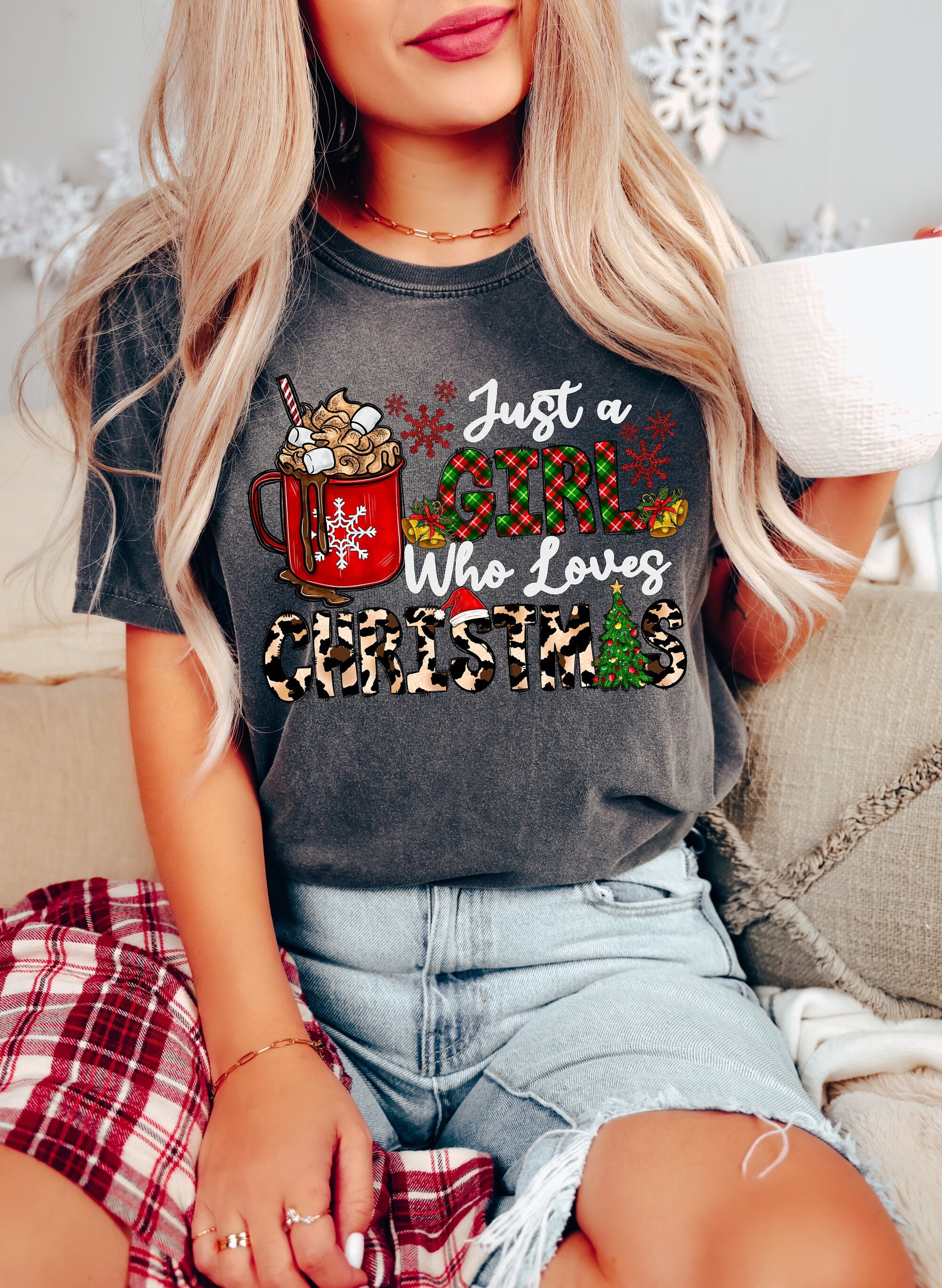 Just A Girl Who Loves Christmas: Women's Festive Sweatshirt image 3