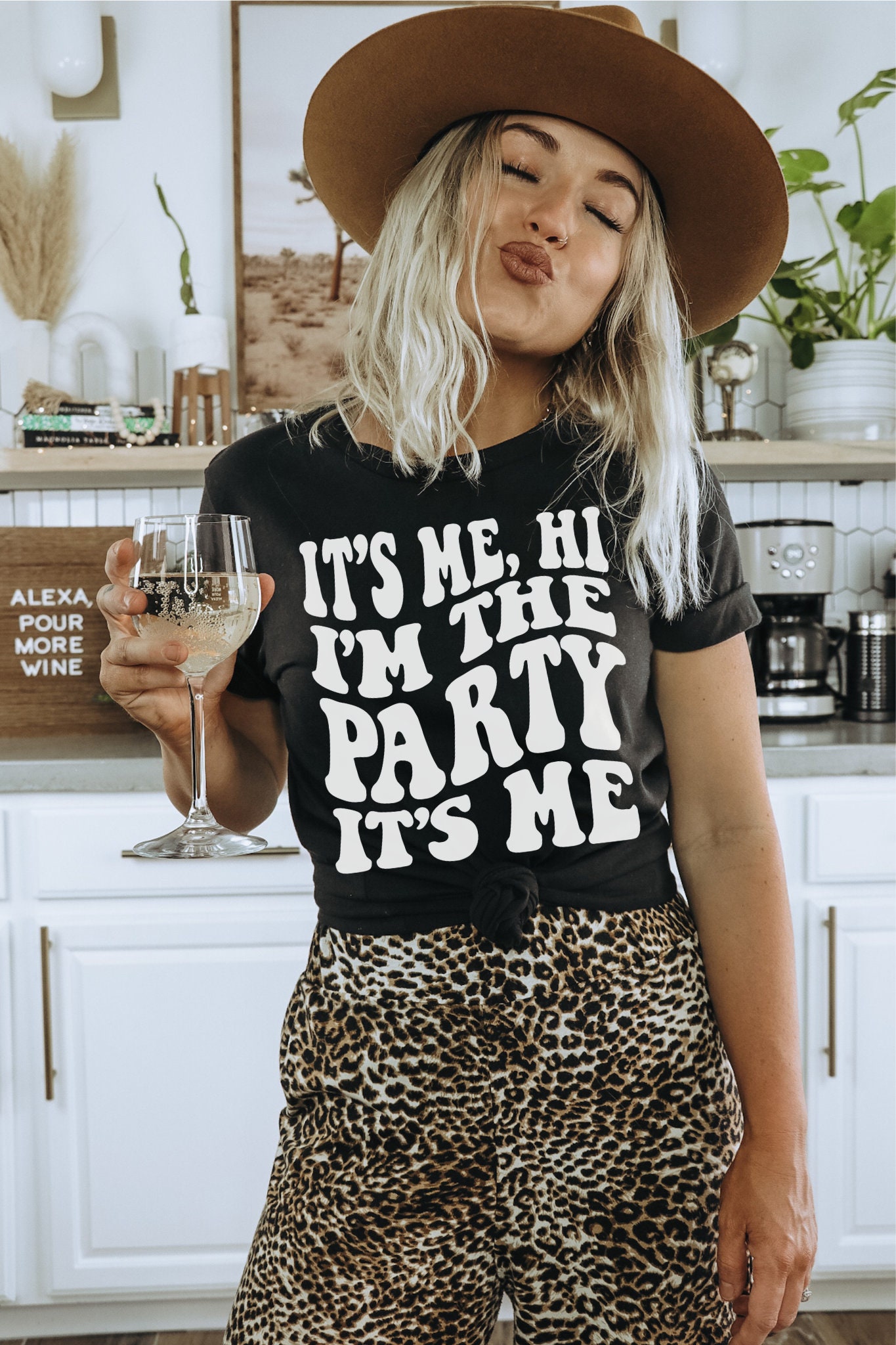 Its Me Hi Im the Bride Funny Bachelorette & Bach Party Shirts: 'It's Me Hi' & Retro Tees image 1