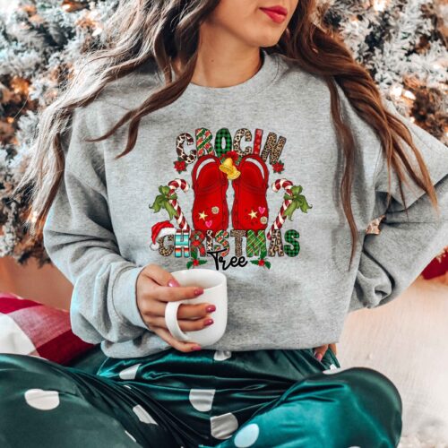 Crocin Around Christmas Tree: Women's Merry Sweatshirt image 0