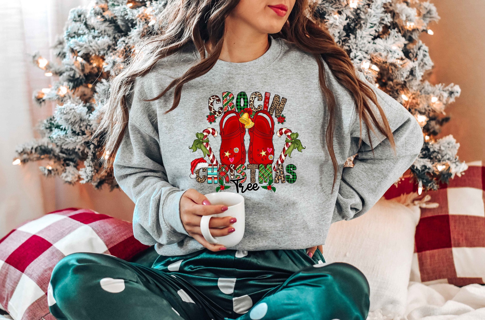 Crocin Around Christmas Tree: Women's Merry Sweatshirt image 0