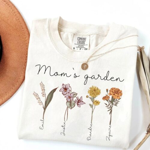 Unique Holiday Gift for Mom Sweatshirt Custom Birth Month Flowers Personalized Mama Sweatshirt for Christmas image 0